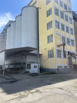 Betonski silos istovarna rampa Betonski silos u Baču