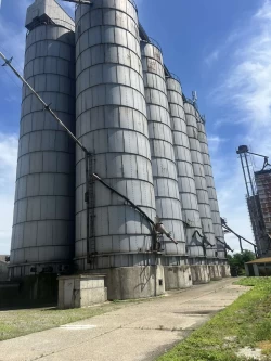 Metalni silos pogled iza Metalni silos iza