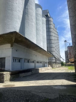 Silosi u nizu - betonski i metalni - pogled iza Silosi u nizu