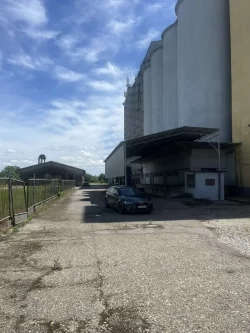 Silosi - pogled sa prednje strane Silosi pogled spreda